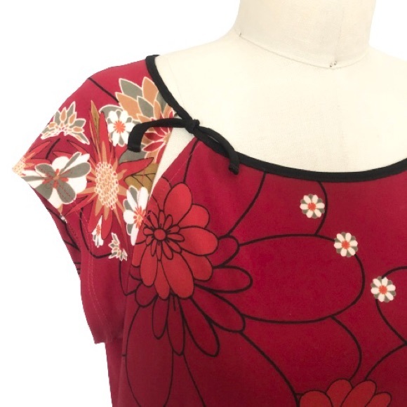 Japanese Floral Side Keyhole Cut Out Blouse - Picture 3 of 14